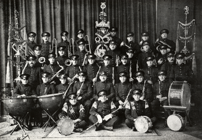 104728 Afbeelding van de leden van de Utrechtse Politie Muziekvereniging met hun instrumenten bij het 25-jarig bestaan ...